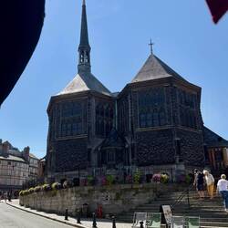 Die Kirche hat zwei Kirchenschiffe