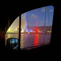Nachts um 3 Uhr das brennende Schiff im Hafen