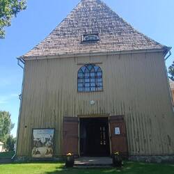 Hundertjährige Holzkirche. Wunderschön aber auch sehr muffig 😅