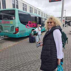 Der Bus steht schon bereit 🚌🧳