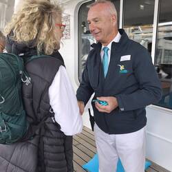Michaela beim letzten Plausch mit dem Kreuzfahrtdirektor