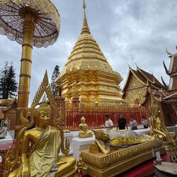 🛕 Die goldene Chedi enthält eine Buddha-Reliquie.