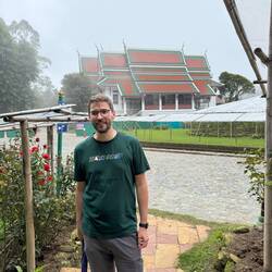 🏡 Die Gebäude verbinden Thai- und Schweizer Baustil.