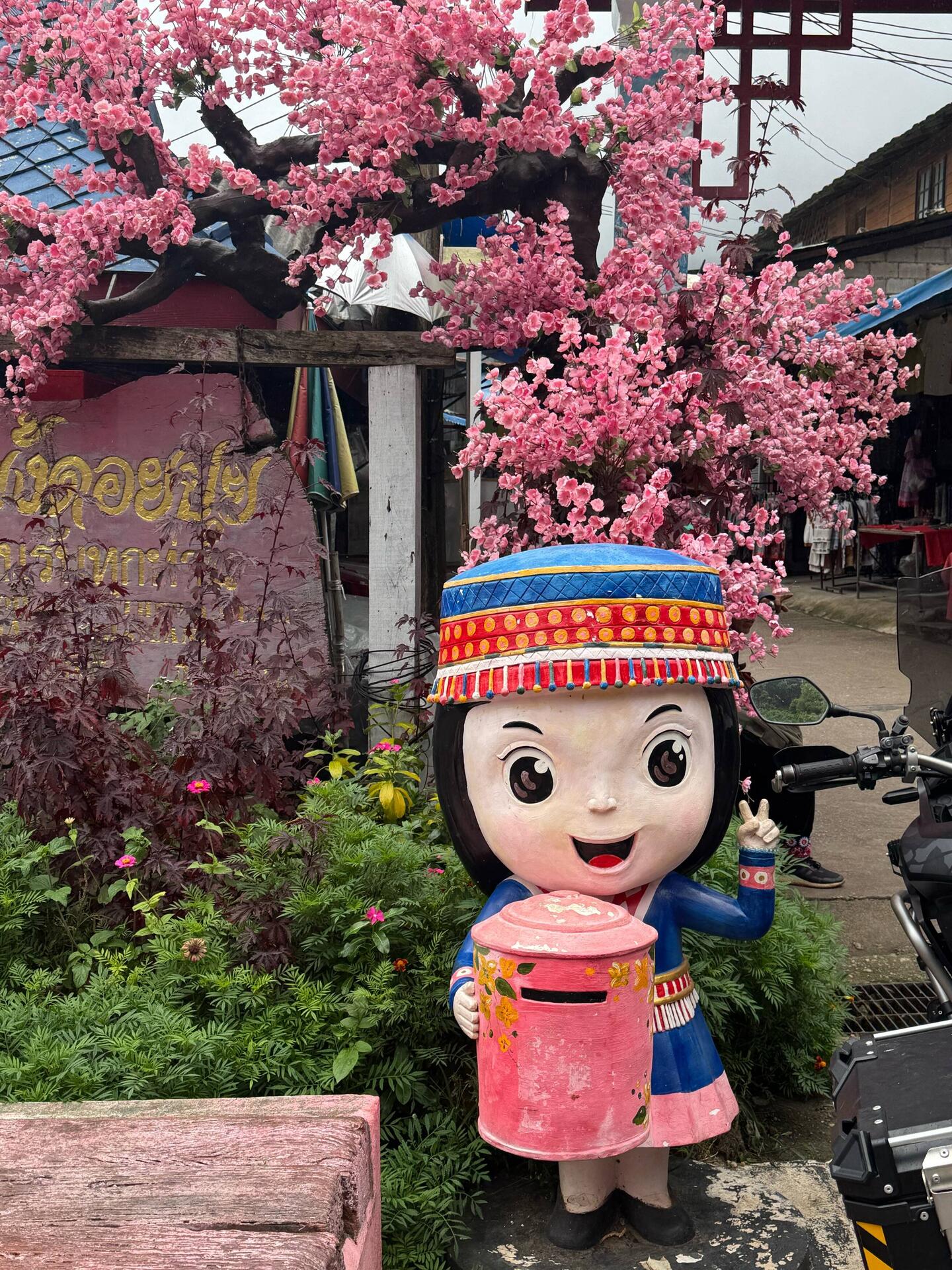 Durch die Höhenlage ist es dort oft 5–10 °C kühler als in Chiang Mai.