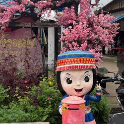 Durch die Höhenlage ist es dort oft 5–10 °C kühler als in Chiang Mai.