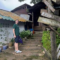 und wanderten vor mehreren Jahrhunderten nach Laos, Vietnam und Nordthailand aus.