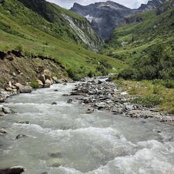 Nochmal über den Fluss zum letzten Anstieg