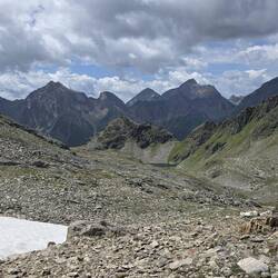 Angekommen auf der Gliederscharte mit Blick zurück zu den Pfunderer Bergen