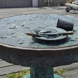 ... der dabei eine Rille im Marmortisch mit dem schleifenden Daumen hinterließ (laut Mythos)