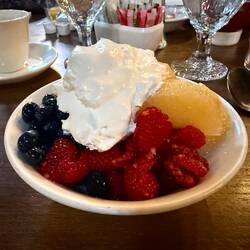 Frische Beeren mit Schlagrahm sind eine unschlagbare Kombination. 😋😋😋