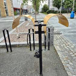 Geniale Fahrradständer. Der Sattel hat ein Dach.