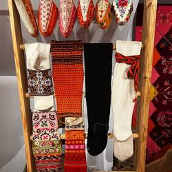 Gestrickte und Bestickte Kniestrümpfe