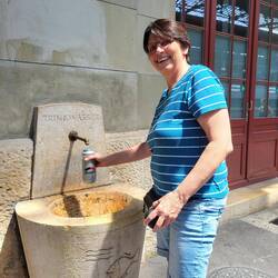 Doris entdeckt die Trinkwasserstelle.