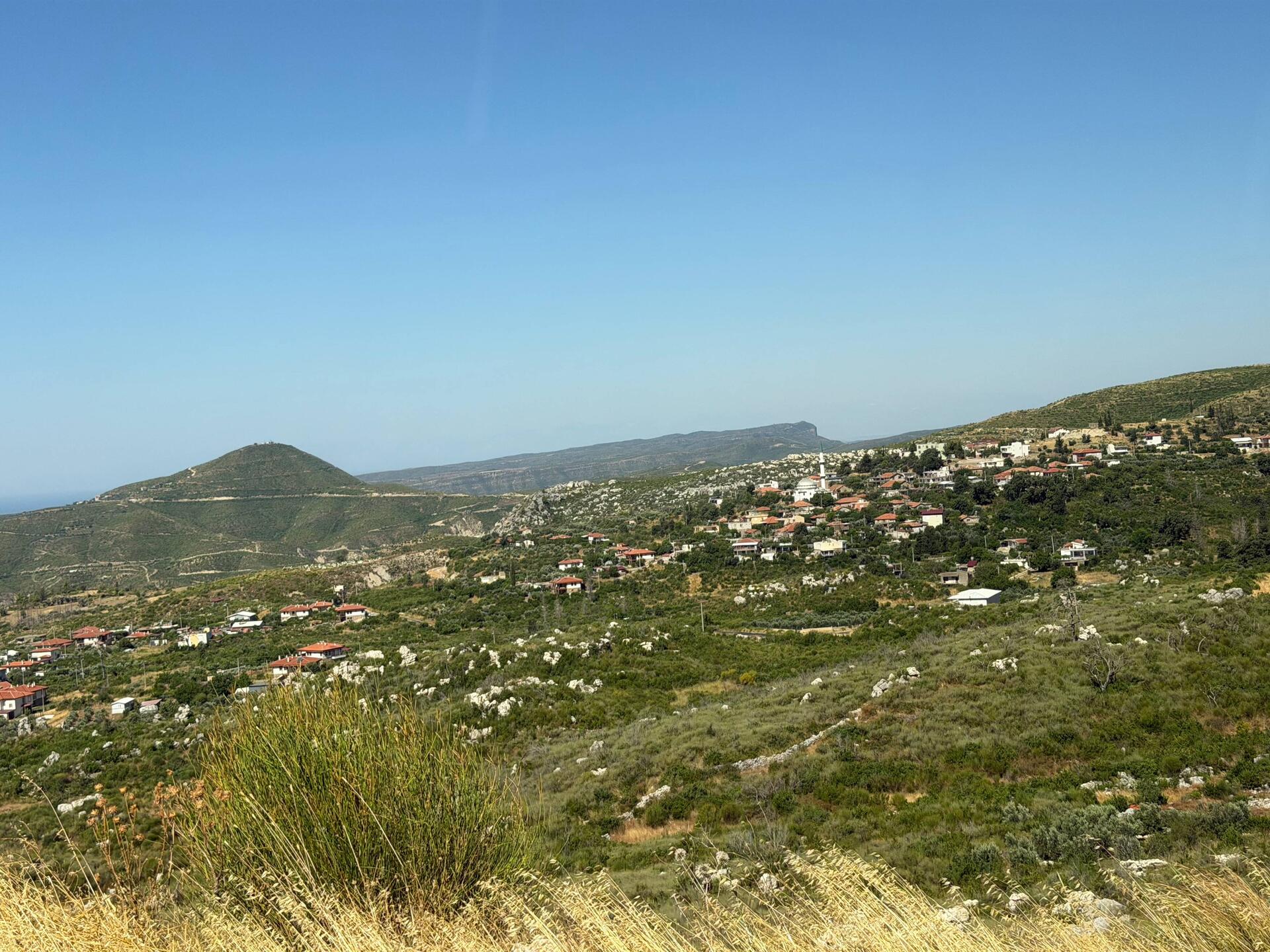 Blick auf den Ort mit der Moschee