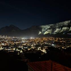 Devils Peak links und Table Mountain der beleuchtet wird.