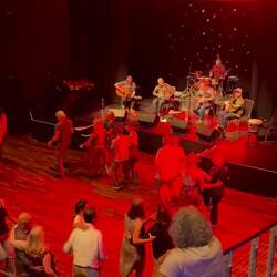 Tanzen zu Fiedel und Dudelsack in der Stadthalle