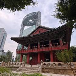 🏯 Moderne Wolkenkratzer stehen neben jahrhundertealten Palästen.