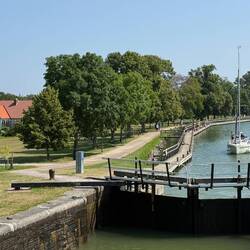 Wir haben bei der Berg-Passage eine deutsche Familie beim Schleusen begleitet (2. Segelboot).