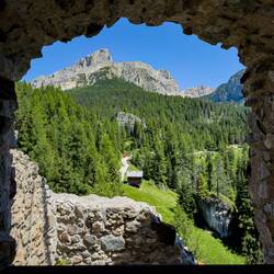 Sass de Stria (L) and Cima Falzarego — Castello di Andraz.