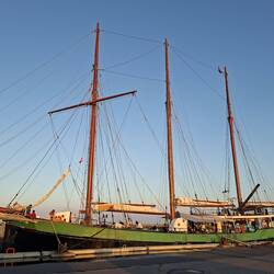 Das Dreimaster-Ferienschiff im Hafen Årøsund