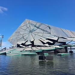 Seebühne Bregenz. Das Bühnenbild zeigt den zerbrochenen Spiegel von Violetta