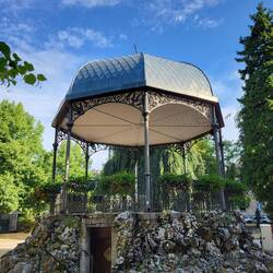 Der Pavillon vor der Kathedrale.