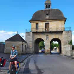 Durch dieses Tor radeln wir in die Innenstadt von Langres.