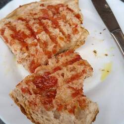 Tostada con tomate 😋 one of my favorite Camino breakfasts!