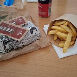No cafes nearby but they deliver takeaways from the closest town-chicken burger n chips!