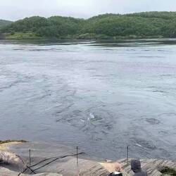 Saltstraumen bei Ebbe kurz nach dem sich die Fließrichtung geändert hat
