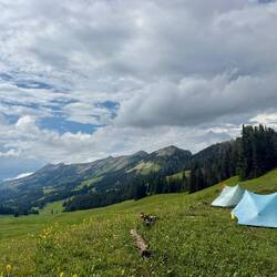Bei unserem heutigen Zeltplatz haben wir eine wunderschöne Aussicht.