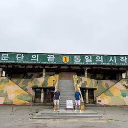Dort steht einer der höchsten Flaggenmasten der Welt -Nordkorea. Hier die alte Plattform.