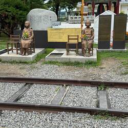 Das Mahnmal erinnert nicht direkt an die Teilung Koreas, sondern an die Opfer der jap. Besatzung.