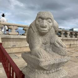 🦁 Kleine Dachfiguren sollen böse Geister fernhalten.