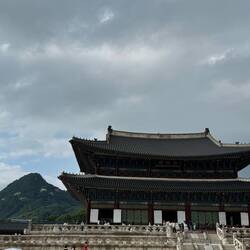 🏯 Gyeongbokgung bedeutet „Palast des strahlenden Glücks“.