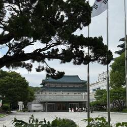 🧭 Die Ausrichtung folgt der traditionellen koreanischen Geomantie.