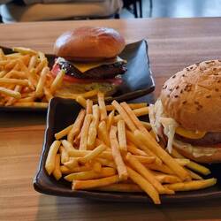 Traditions-Bueger (glutenfrei und vegetarisch) in unserem "Stammlokal" in Borganes