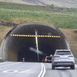 Oder wir fahren eben in einen, sehr langen Tunnel unter den Fjord
