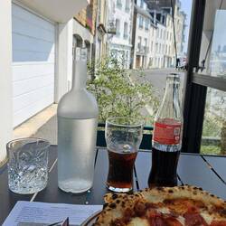 Frokost: Pizza, vand og cola