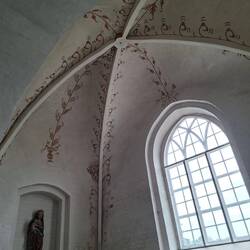 Anbau mit Gewölbe und Maria