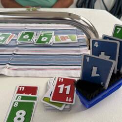 Einhändig SkipBo spielen