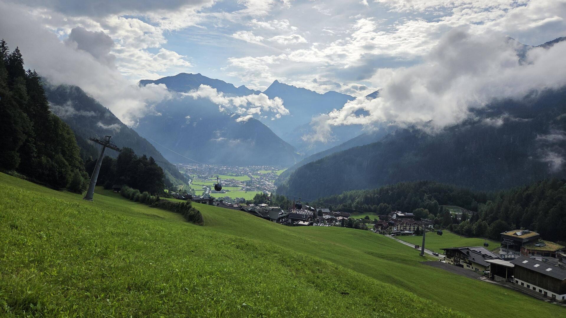 Blick nach Finkenberg - der Tag begann eher wolkig