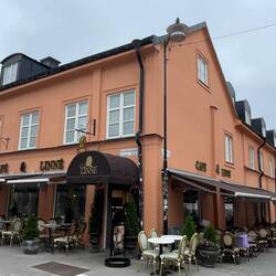 Linné Café. Auf der anderen Straßenseite ist noch eines.