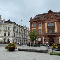 Rathaus und Bank direkt gegenüber