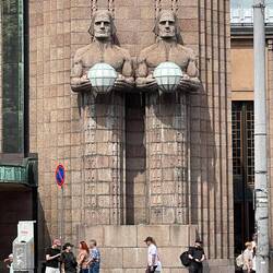 Die berühmten Laternenträger an der Jugendstil- Fassade vom Hauptbahnhof