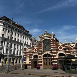 Rechts die Markthalle
