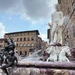 Vom Neptun Brunnen ein Schwenk zu Michelangelo