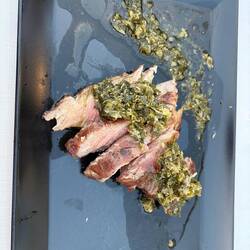 Schwein gebraten und gedünstet mit Kapernsauce