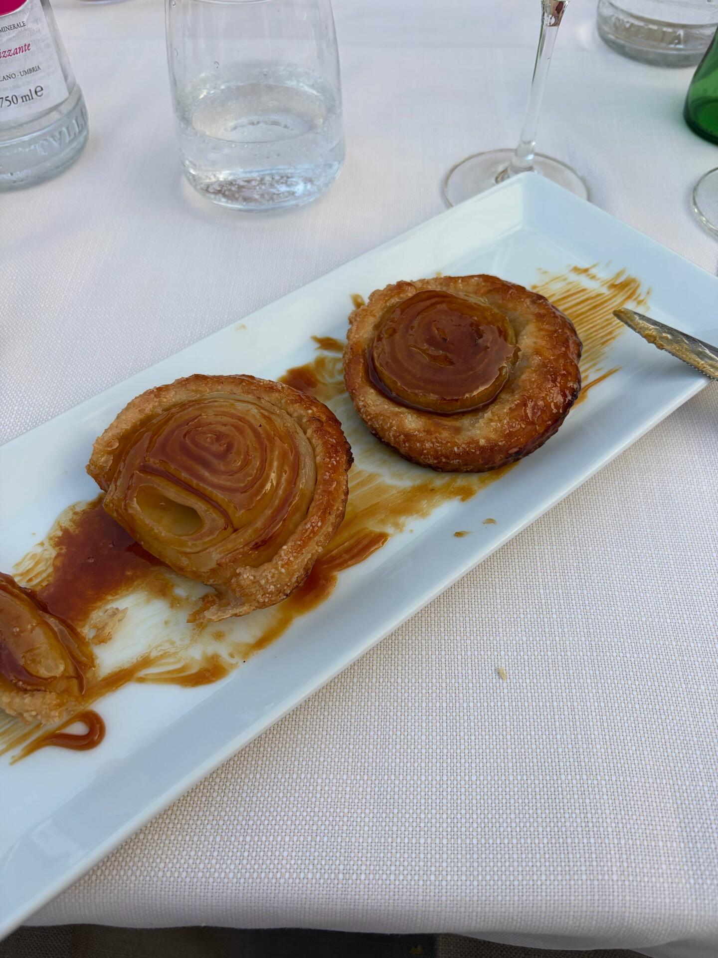 Zwiebel karamellisiert im Blätterteig