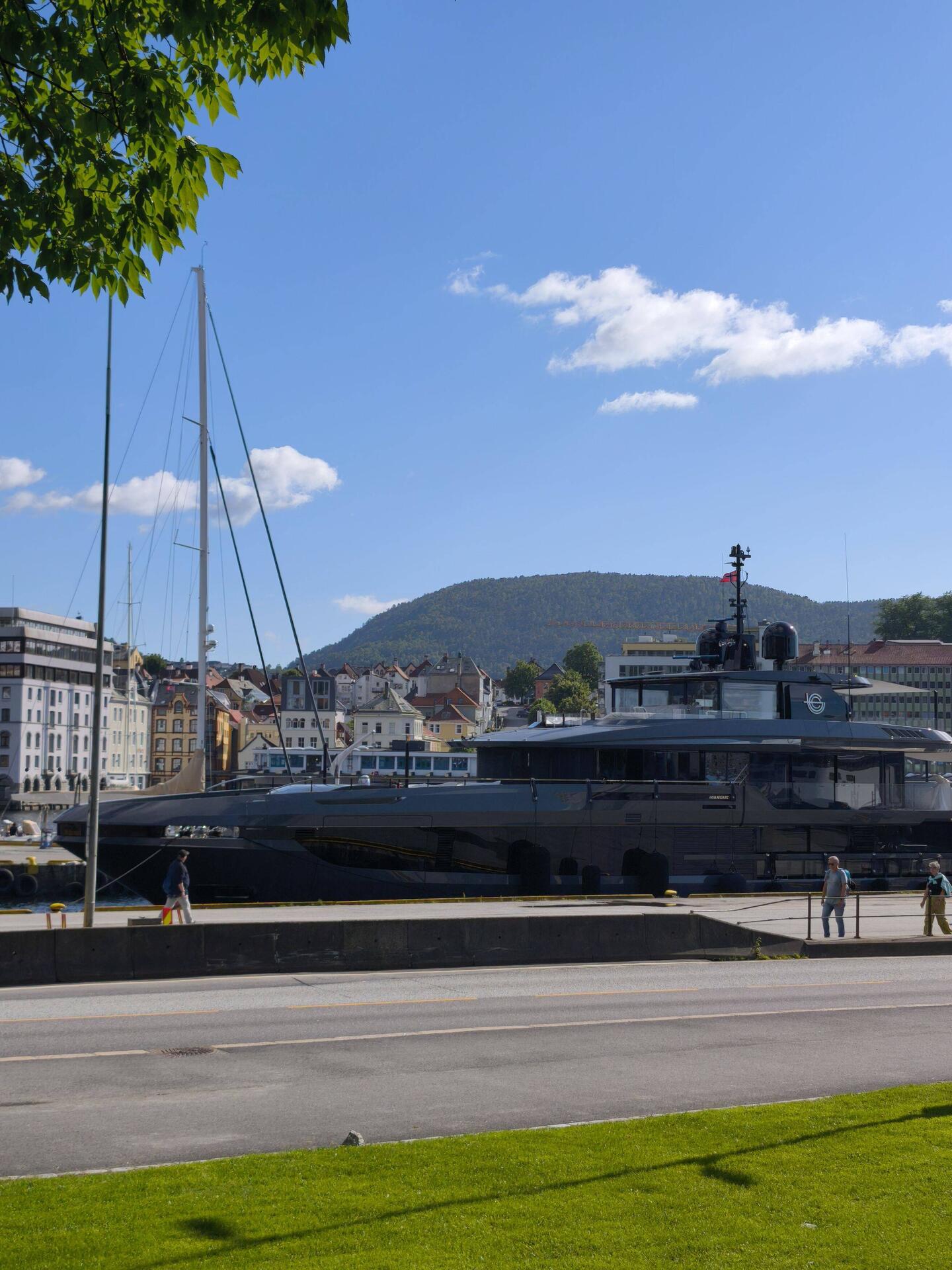 Schwarzer Luxusliner im Hafen von Bergen